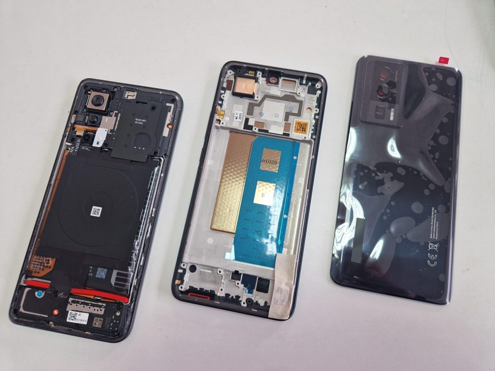 Telefon rozłożony na części